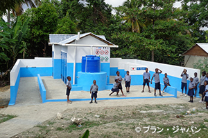 写真：手洗い場と障がい者用トイレが併設された学校のトイレ