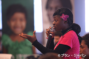 写真：2012年のCSWで発表をするシエラレオネの女の子