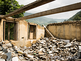 写真：2015年のネパール大地震で崩壊した校舎