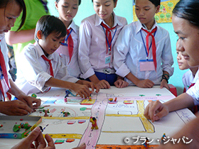 写真：防災の授業でハザードマップを作成するベトナムの子どもたち