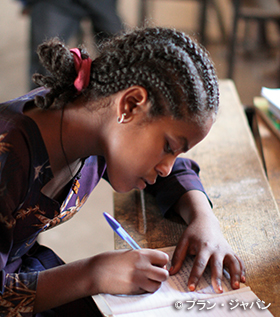 写真：学校で学ぶエチオピアの女の子