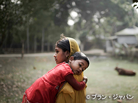 写真：幼い母親と3歳の娘（ネパール）