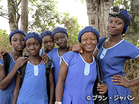 写真：プロジェクトにより通学を再開したシエラレオネの女の子たち