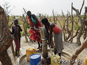 南スーダンの国内避難民キャンプで水汲みをする女の子