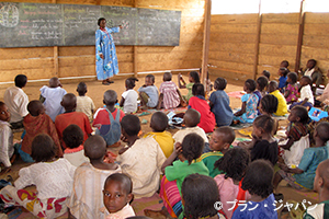 カメルーンの難民キャンプの仮設教室で学ぶナイジェリアの子どもたち