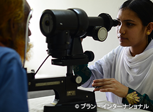 プランが支援する眼科研修コースに参加する女の子