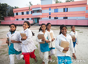 寄宿舎のある安全な学校で学ぶ女子生徒たち
