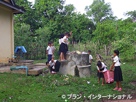写真：授業前にみんなでゴミ拾い。男子は調理場で使う薪を集めます