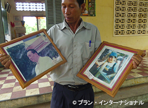 写真：中田さん親子の写真は国王の写真とともに教室にも飾られていました